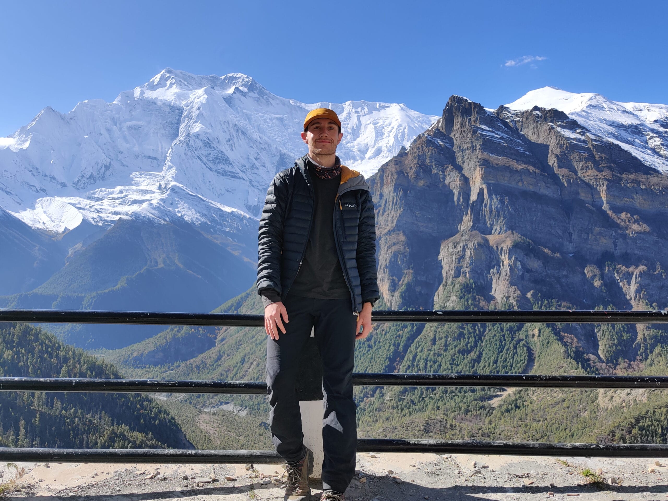 Trekker on mountain trail — Explore travel types