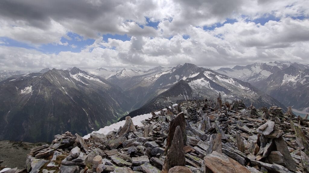 The rocky summit of Peterskopfel above Frisenberghaus