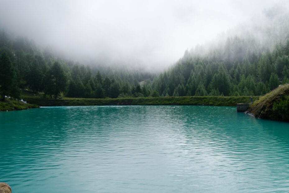 The misty and spooky Mosjesee lake on the 5 Lakes Walk in Zermatt